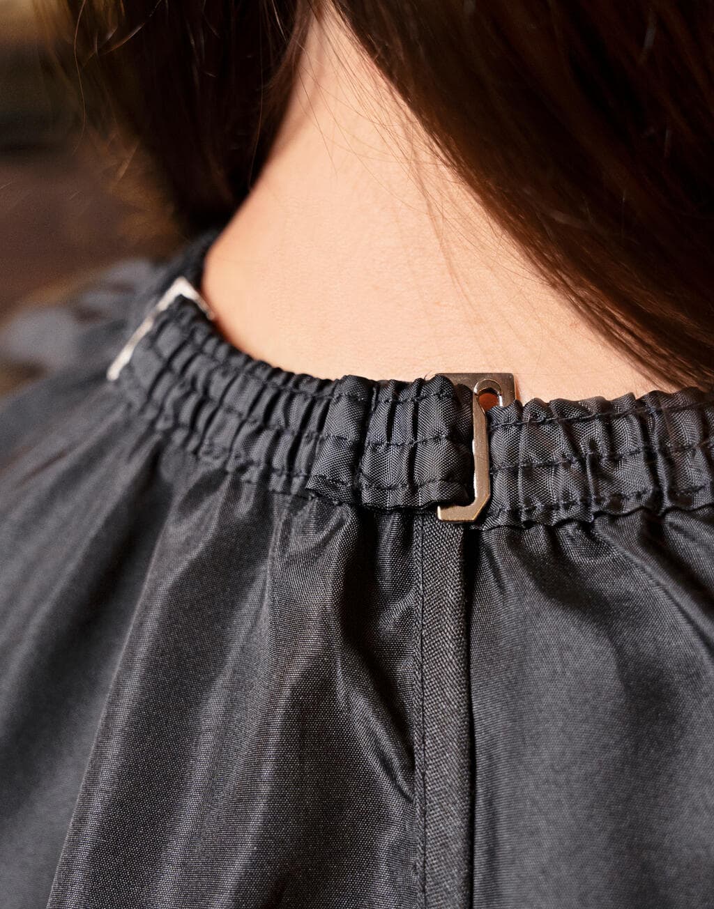 Salon Hairdresser's Cape with Hand Grips - vue 3