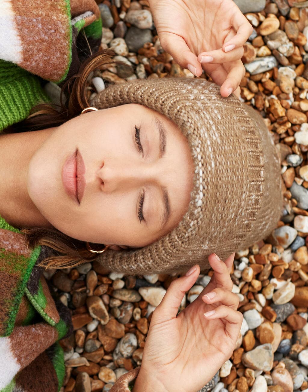 Chunky Knitted Patch Beanie - vue 2