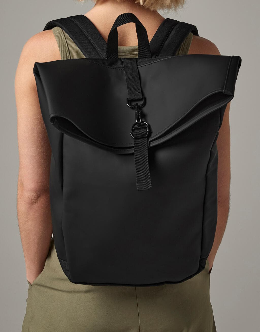 Matte PU Rolltop Backpack - vue 3